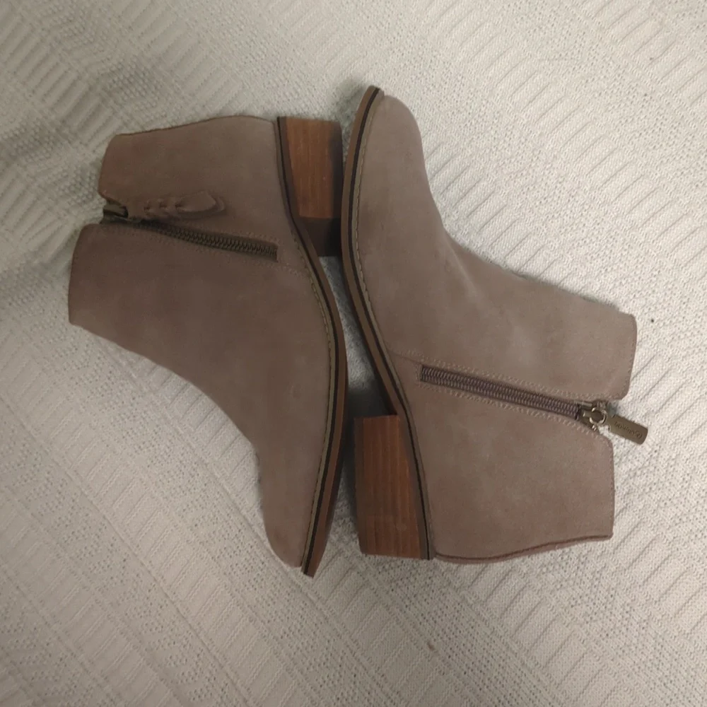 Blondo Tan/Camel Suede Waterproof Booties — Dual Functional Zippers, Cushioned